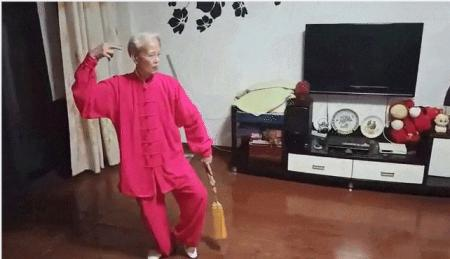 鄭爺爺表演太極